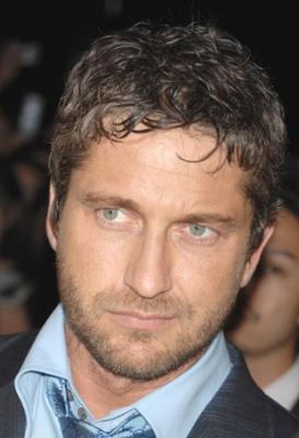 Прикрепленное изображение: gerard_butler_fights_pap.jpg